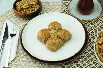 Midye Baklava Cevizli Kaymaklı